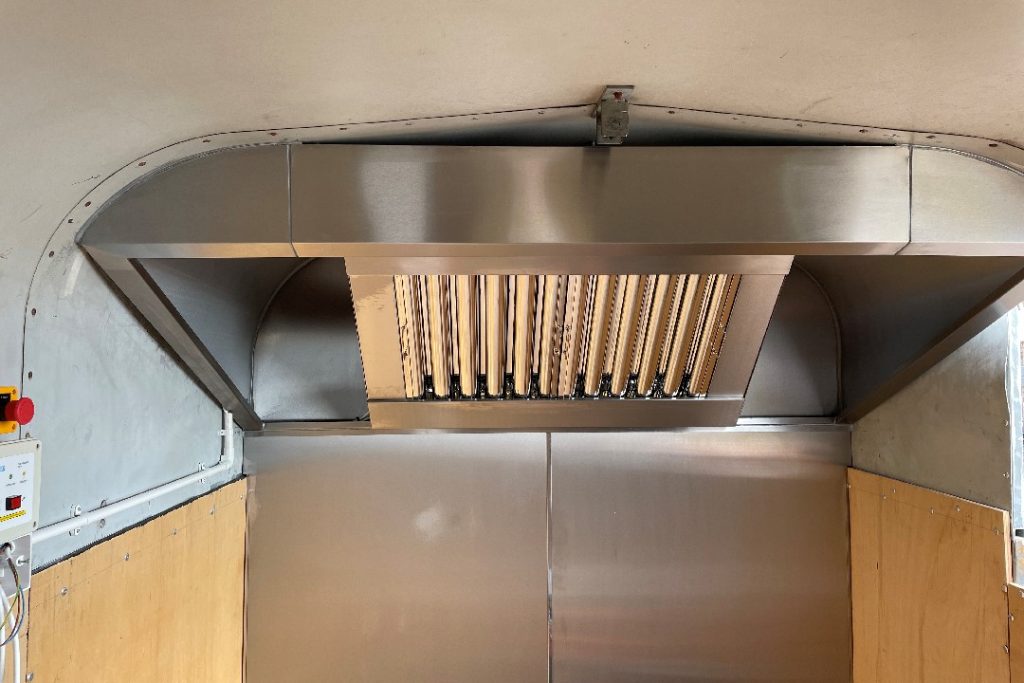 commercial kitchen system inside a horse box (2)_1080 X 720